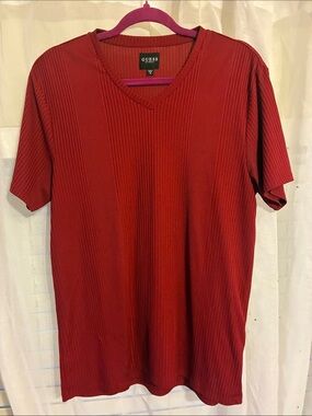 GUESS Men’s Ribbed Textured Short Sleeve V-Neck Tee in Deep Red, Size: M